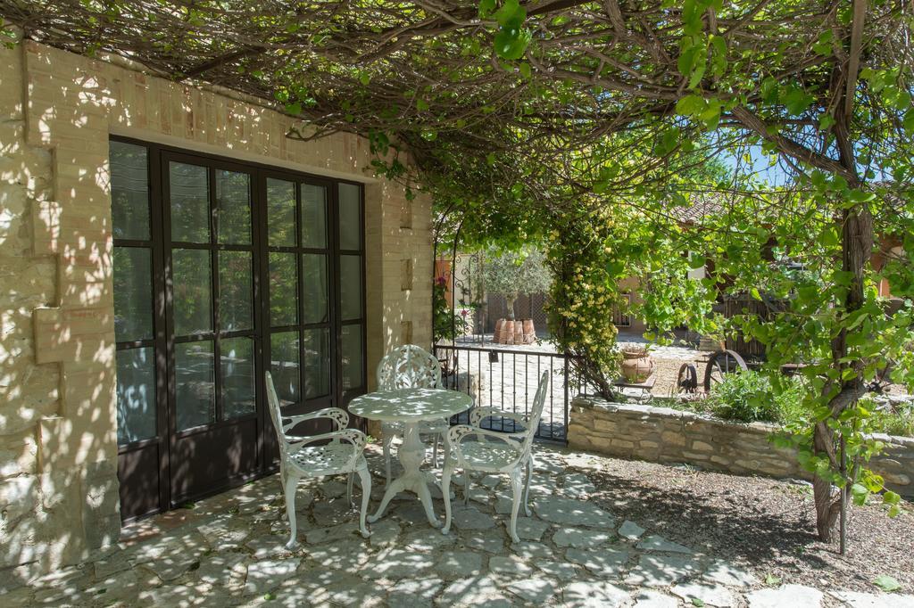 Gite Des Carmes And Spa Le Thor Bagian luar foto